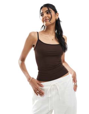 Bershka - Camisole-Oberteil in Braun mit eckigem Ausschnitt und Kontrast-Design