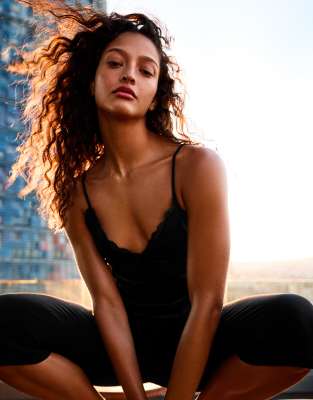 Bershka - Camisole-Oberteil in Schwarz mit Spitzenbesatz