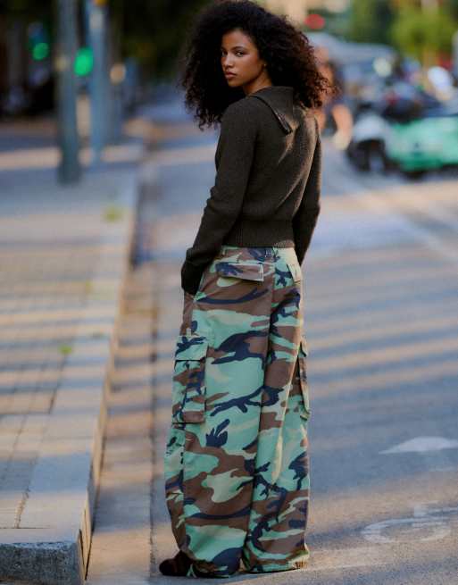 Bershka Camouflage cargo trousers in green, 3 of 5