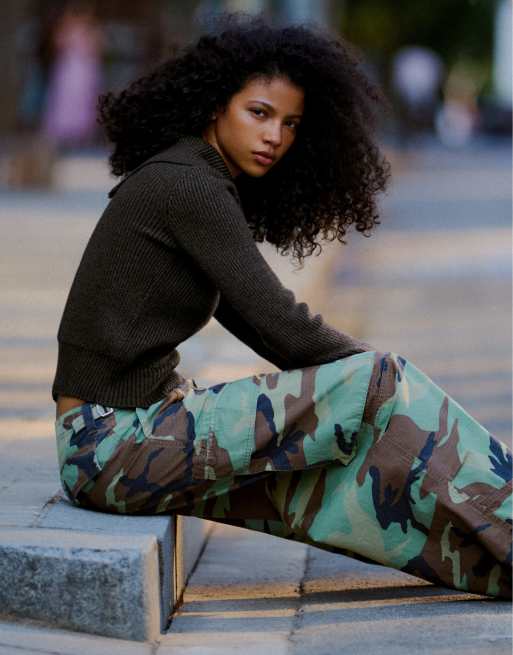 Bershka Camouflage cargo trousers in green, 4 of 5