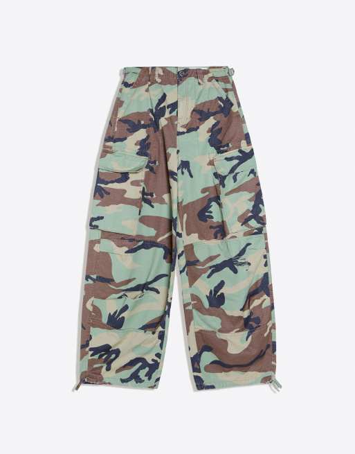 Bershka Camouflage cargo trousers in green, 5 of 5