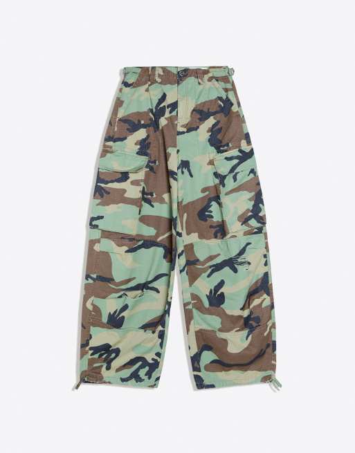 Bershka camouflage cargobroek in groen, 5 van 5