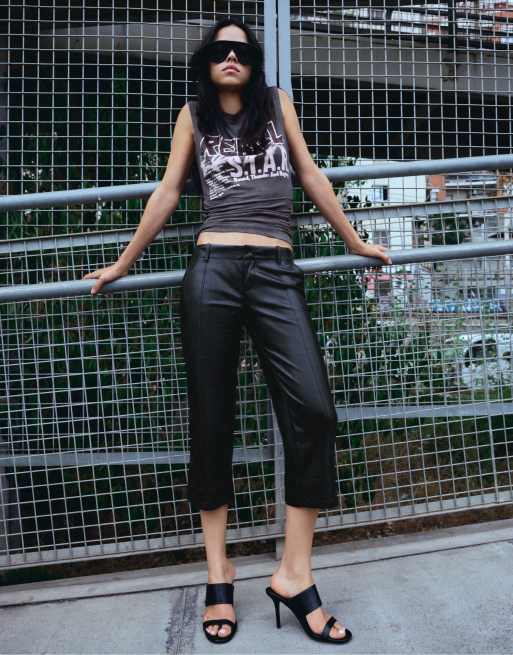 Bershka capribroek met leerlook in zwart, 2 van 4