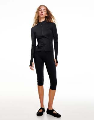 Bershka - Caprihose aus Funktionsmaterial in Schwarz