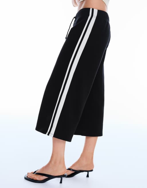 Bershka Caprihose mit Kontrast-Seitenstreifen in Schwarz, 4 von 5