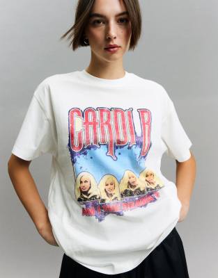 Bershka - Cardi b. - Kurzärmliges T-Shirt in Weiß mit Print