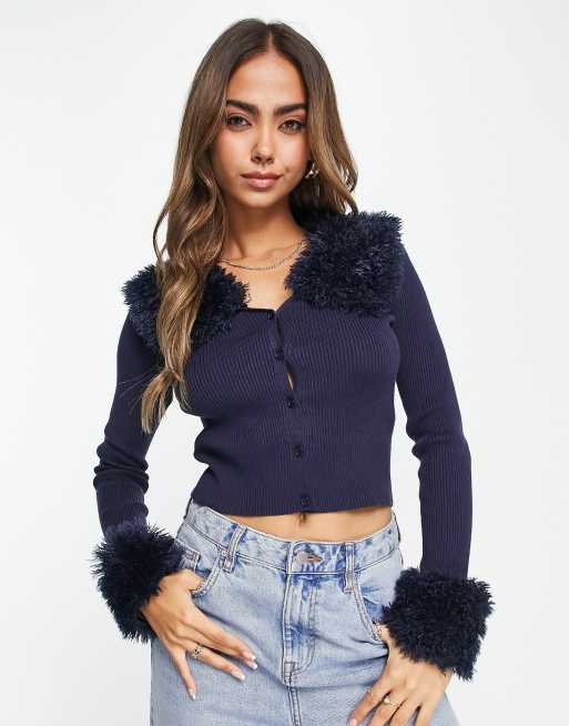 Bershka - Cardigan azzurro con finiture in pelliccia lanuginosa
