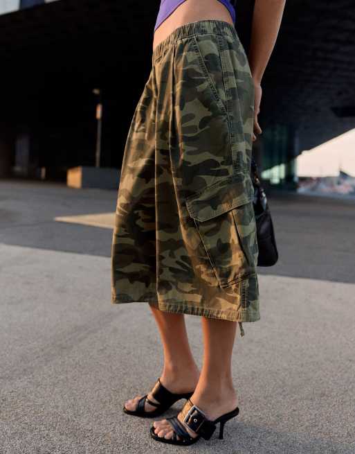 Bershka cargo bermuda short met print in kaki, 2 van 5