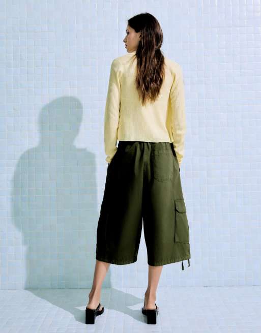 Bershka Cargo bermuda shorts with elastic waistband in khaki, 4 of 4