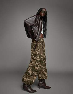 Bershka - Cargo-Fallschirmhose in Khaki mit Muster-Grün