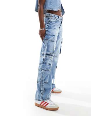 Bershka - Cargo-Jeans in hellblauer Waschung