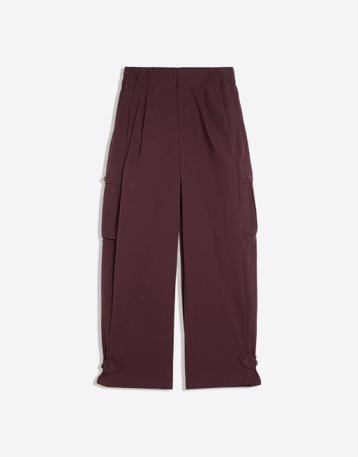 Bershka cargobroek van technische stof met barrel fit in bordeauxrood, 4 van 5