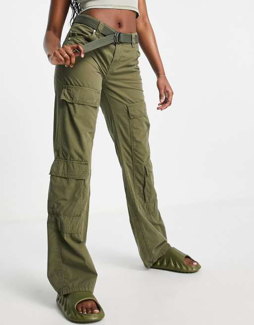 Bershka – Cargohose in Khaki mit niedrigem Bund, Doppeltasche und Gürtel