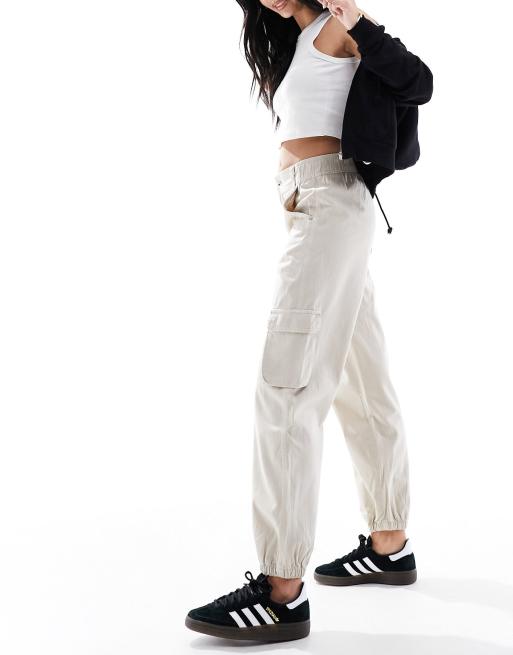 Bershka – Cargohose in Sand mit Bündchen