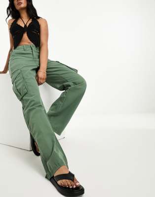 Bershka - Cargohose mit geradem Bein in Khaki-Grün