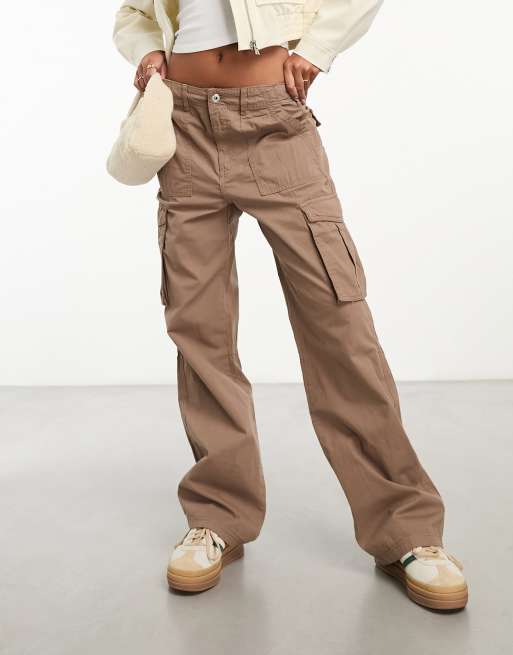 Bershka – Cargohose mit geradem Schnitt in verwaschenem Braun