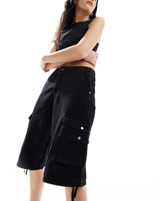 Bershka - Cargoshort met lange pasvorm in zwart met wassing