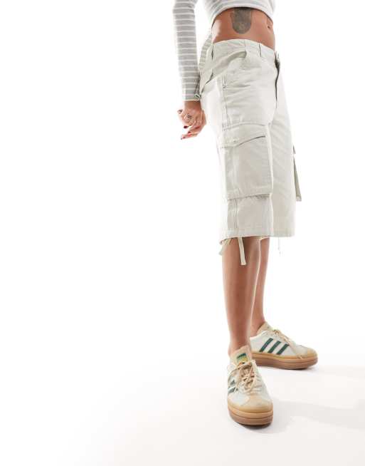 Bershka - Carogshort met lange pasvorm in zandkleurige wassing, 4 van 5