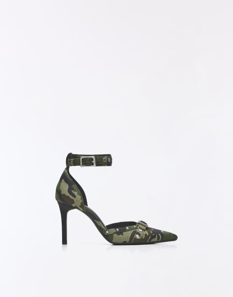 Bershka chaussures à talons avec bride à la cheville et détail boucle en camouflage vert - view 1