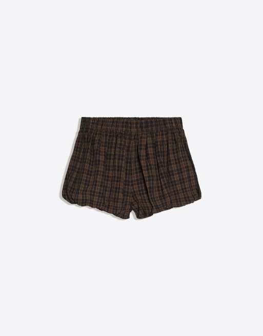 Bershka Check balloon mini shorts in brown, 2 of 3