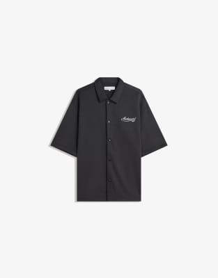 Bershka - Chemise à manches courtes et broderies - Noir