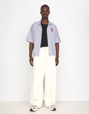 Bershka - Chemise brodée à manches courtes - Blanc