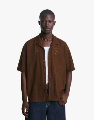 Bershka - Chemise brodée à manches courtes - Marron
