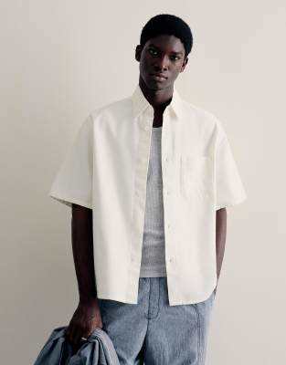 Bershka - Chemise brodée coupe carrée à manches courtes - Blanc