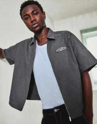 Bershka - Chemise brodée zippée à manches courtes - Gris et noir