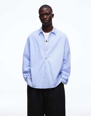 Bershka - Chemise coupe carrée à manches longues - Bleu clair