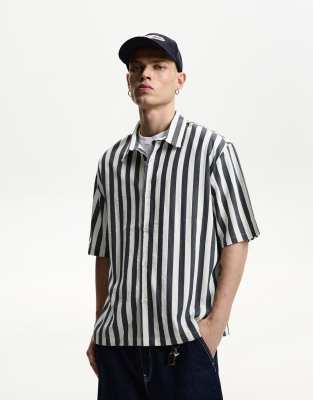 Bershka - Chemise décontractée à manches courtes - Gris et noir