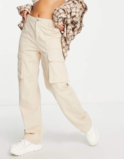 Bershka - Chino met cargozakken en rechte pijpen in zandkleur