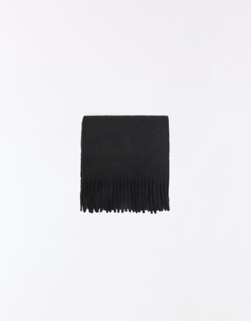 Bershka Chunky fringed scarf in black, 3 of 4