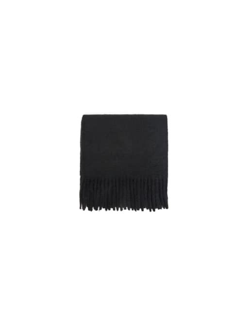 Bershka Chunky fringed scarf in black, 4 of 4