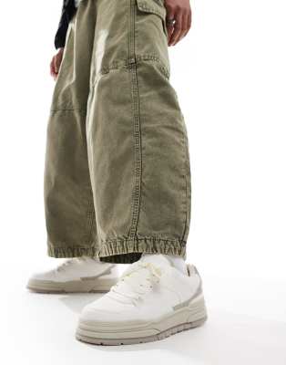 Белые кроссовки Bershka на толстой подошве 8390₽