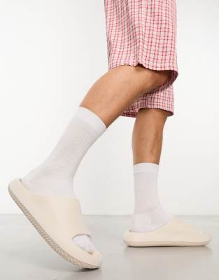 bershka beige sliders