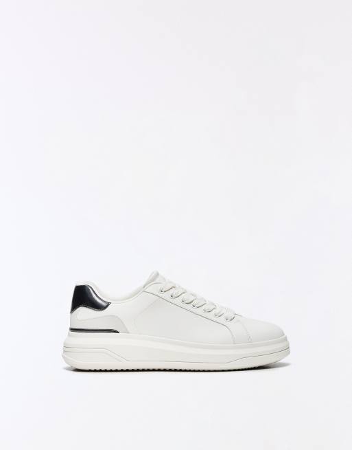 Bershka chunky sneakers con dettaglio in bianco