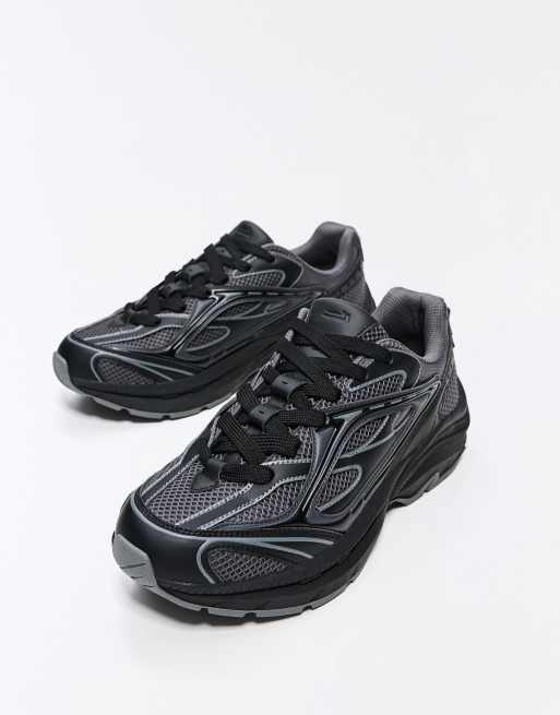 Bershka Chunky sole trainers in black, 2 of 4