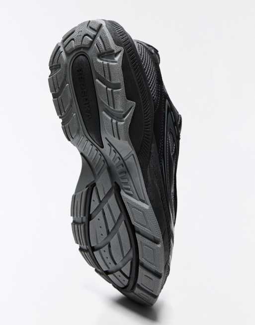 Bershka Chunky sole trainers in black, 3 of 4