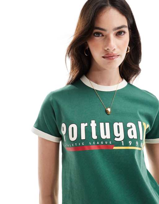 Bershka – Ciemnozielony przylegający T-shirt piłkarski z nadrukiem „Portugal”