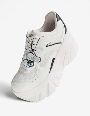 Bershka - Cinnamon Roll - Sneaker in Weiß mit Plateausohle