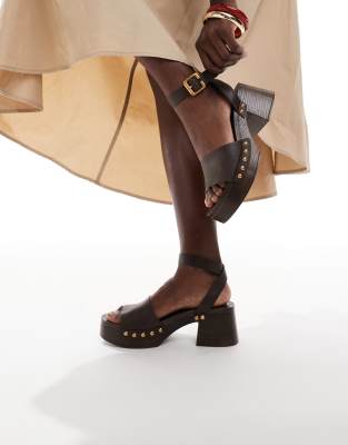 Bershka - Clogs in Braun mit Nietenbesatz