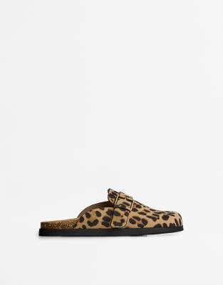 Bershka - Clogs in Braun mit Tierfellmuster und Schnalle