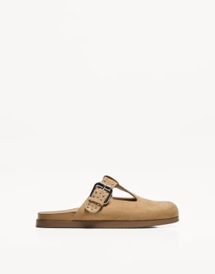 Bershka - Clogs in Hellbraun mit Schnallen