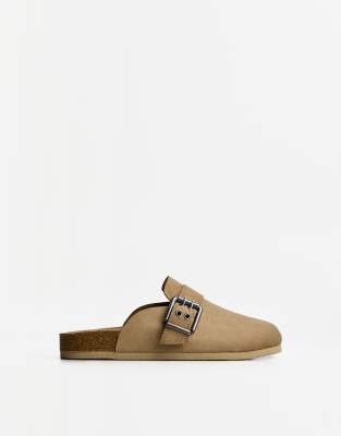 Bershka - Clogs in Hellbraun mit Schnallendetail