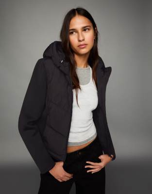 Bershka - Combined - Kapuzenjacke in Schwarz mit Neopren-Optik