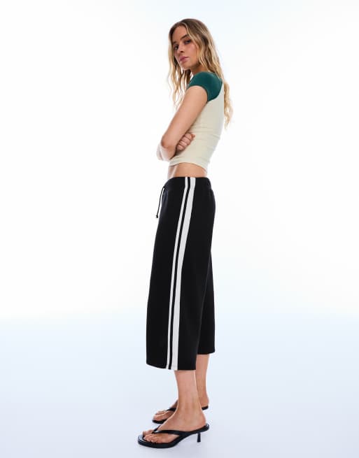 Bershka Contrast side-stripe capris in black, 2 of 5