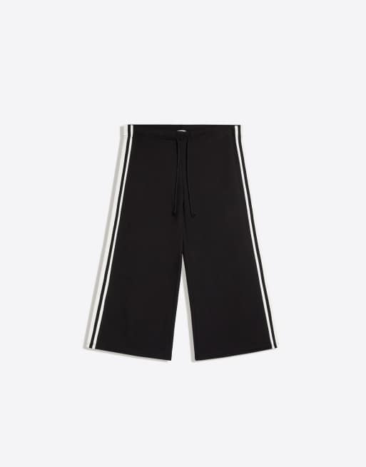 Bershka Contrast side-stripe capris in black, 5 of 5