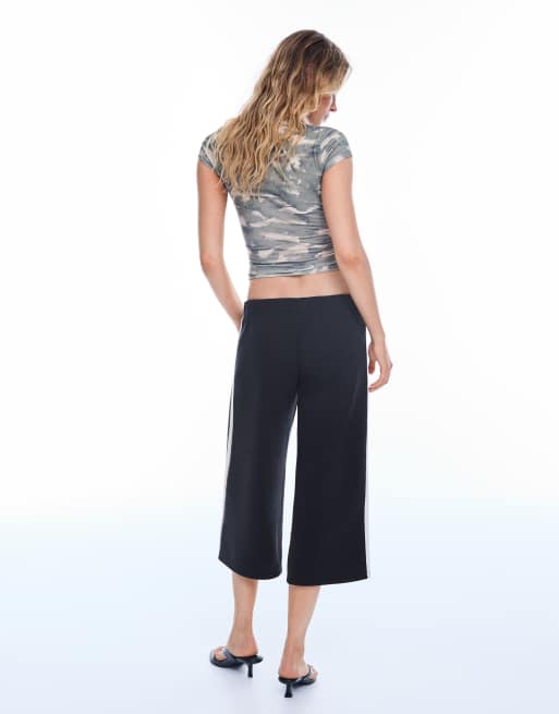 Bershka Contrast side-stripe capris in navy, 3 of 5