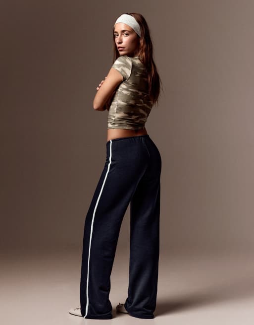 Bershka Contrast side-stripe joggers in blue, 3 of 5